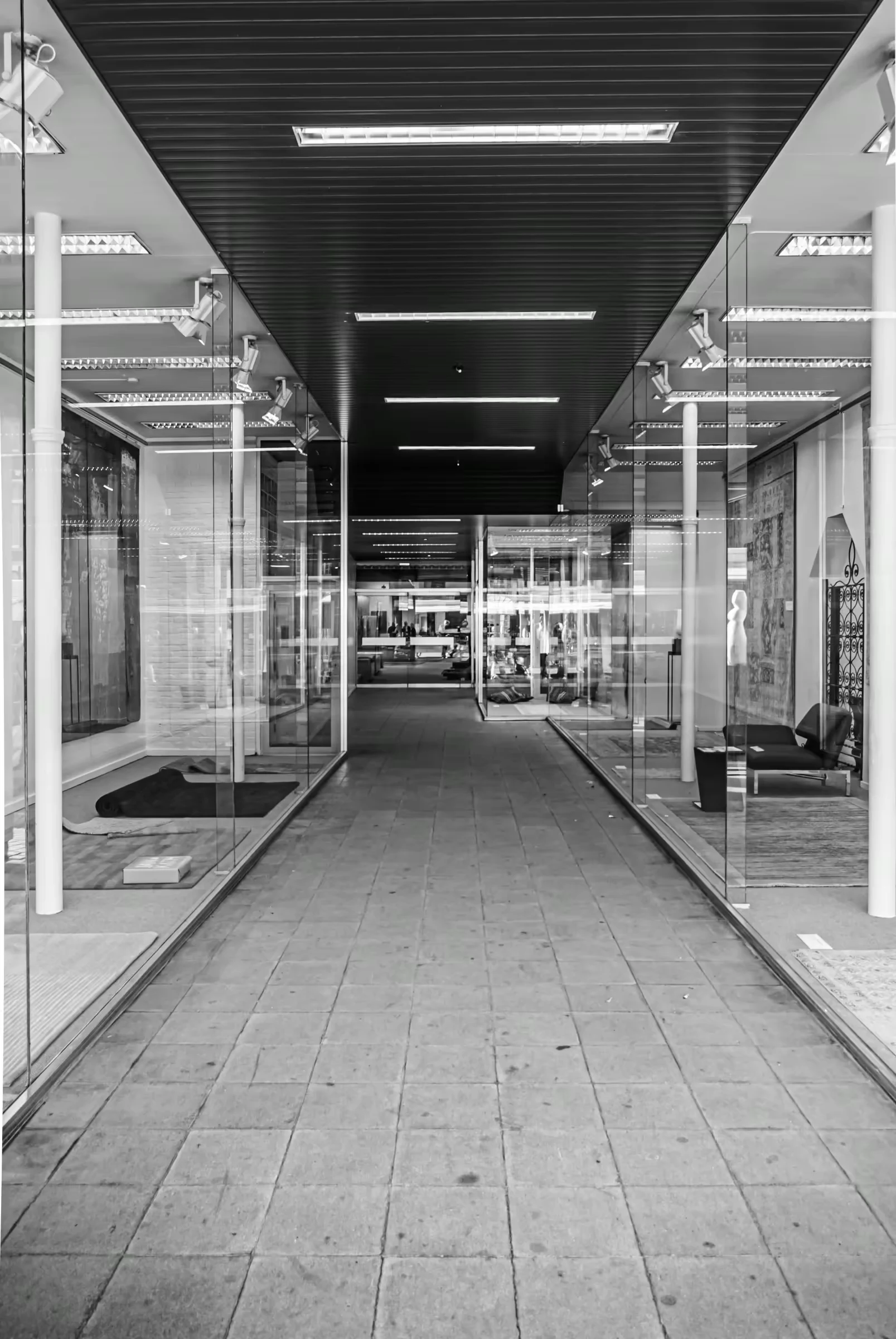 Urban Geometry in Passage in Mechelen in architectural light in monochrome.